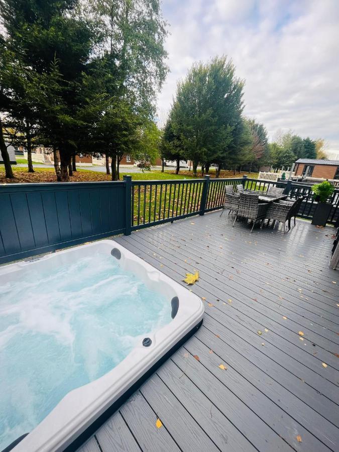 Copse View Lodge With Hot Tub York Kültér fotó